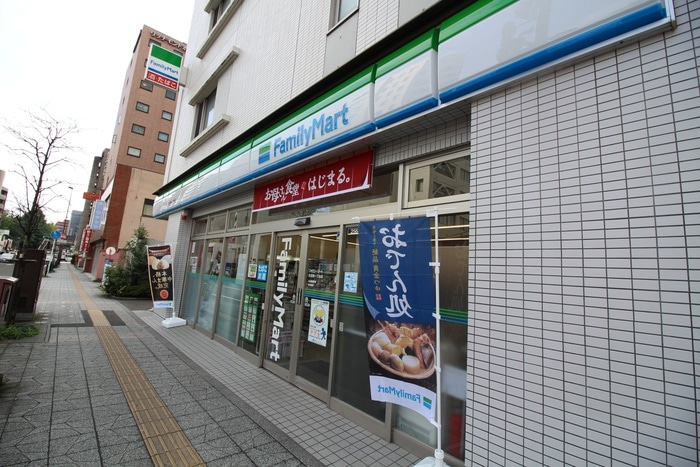 ファミリーマート 花京院1丁目(コンビニ)まで65m フラワ－シティＩｎブラボン