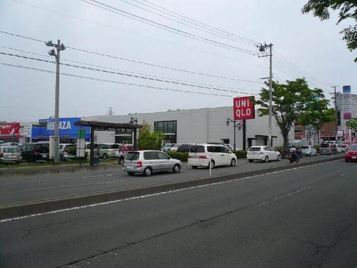 ユニクロ吉成店(ショッピングセンター/アウトレットモール)まで880m コ－ポウィスタリアＡ棟