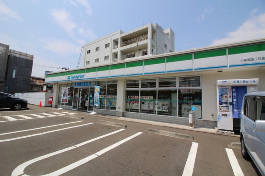 ファミリーマート　小田原五丁目店(コンビニ)まで400m ソレイユE・Ⅱ