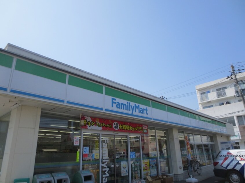 ファミリーマート宮千代3丁目店(コンビニ)まで700m クリスタルハイツ