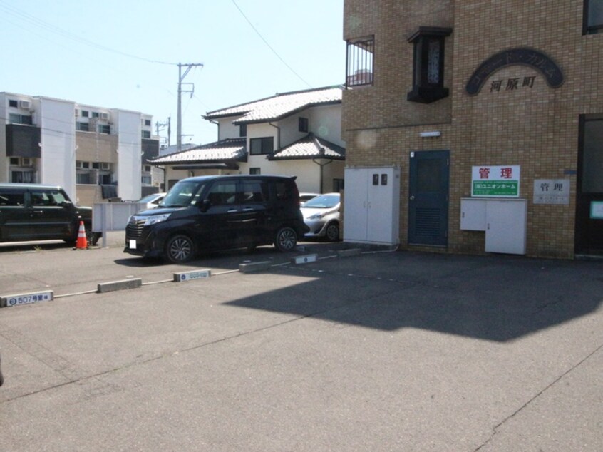 駐車場 コモ－ド・カルム河原町