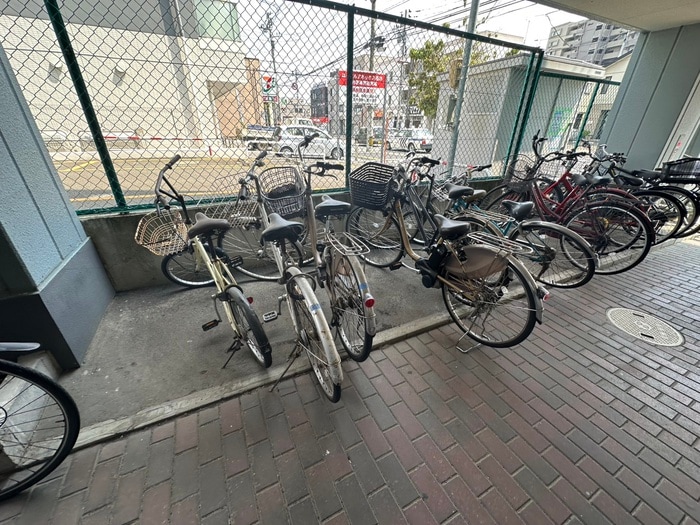 駐輪場 ロイヤルアネックス連坊
