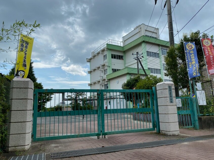 若林小学校(小学校)まで700m カトウハイツＢ