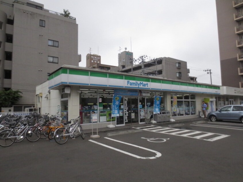ファミリーマート泉中央駅前店(コンビニ)まで531m グランパレ泉