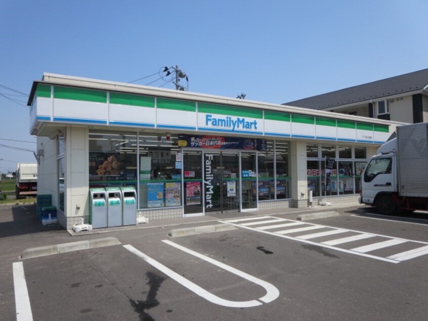 ファミリーマート 六丁目左近堀店(コンビニ)まで500m エストメルベーユ荒井Ⅰ