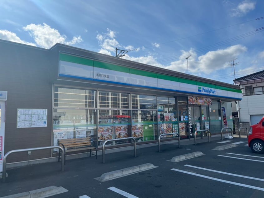 ファミリーマート 船岡東四丁目店(コンビニ)まで800m フリーフィールド