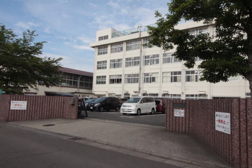 鶴巻小学校(小学校)まで920m セゾンラーゴ