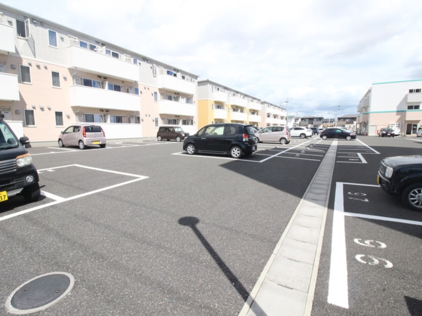 駐車場 メリディアンなないろの里参番館