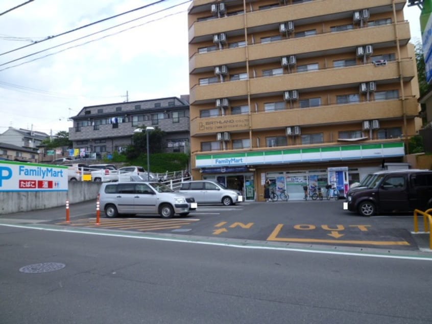 ファミリーマート小松島店(コンビニ)まで80m エクセレンテ本田