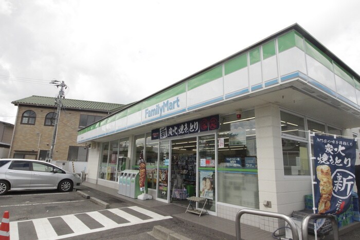 ファミリーマート四郎丸吹上店(コンビニ)まで120m レジデンス神明参番館