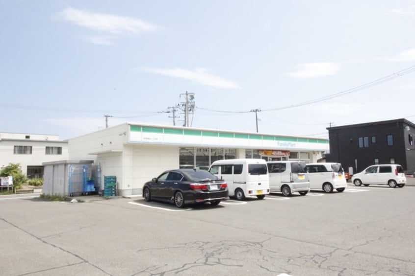 ファミリーマート名取植松一丁目店(コンビニ)まで600m アラマンダA棟