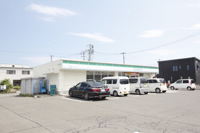 ファミリーマート名取植松一丁目店(コンビニ)まで600m アラマンダA棟