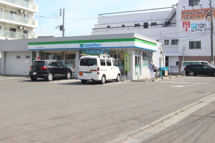 ファミリーマート 仙台八幡二丁目店(コンビニ)まで200m カーサ・デル・ソーレ八幡