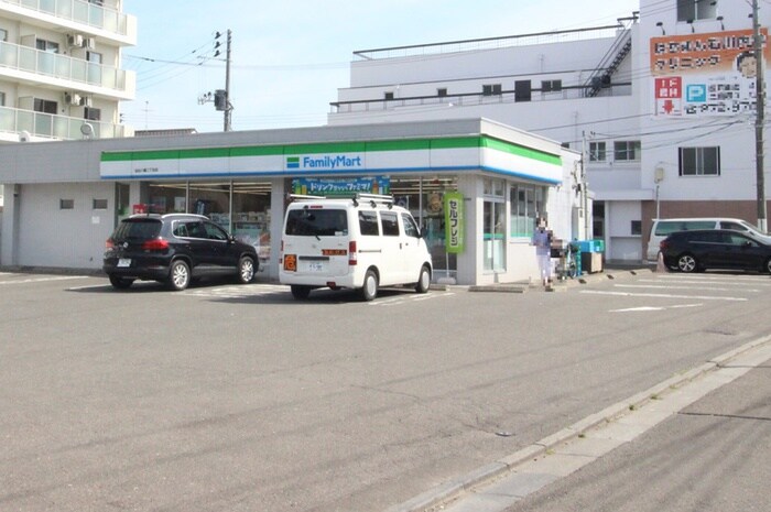 ファミリーマート 仙台八幡二丁目店(コンビニ)まで200m カーサ・デル・ソーレ八幡