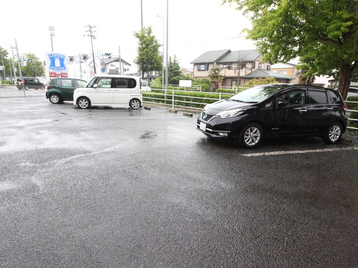 駐車場 ﾎﾜｲﾄｷｬｯｽﾙ南小泉12番館