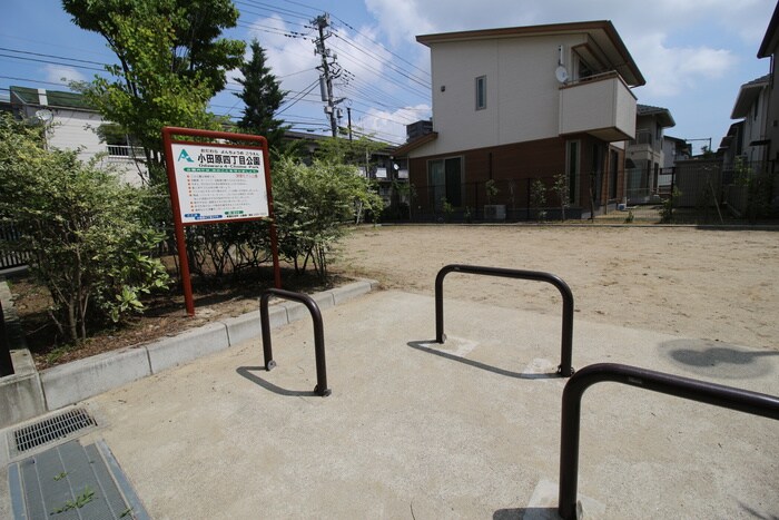 小田原４丁目公園(公園)まで100m ファミ－ル小田原２
