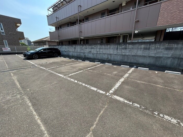 駐車場 マイルストーン石名坂