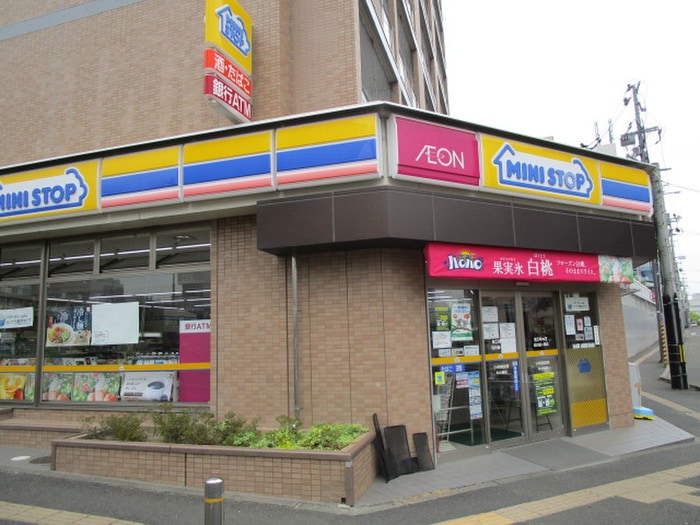ミニストップ(コンビニ)まで382m ＬａＳａｎｔｅ榴岡