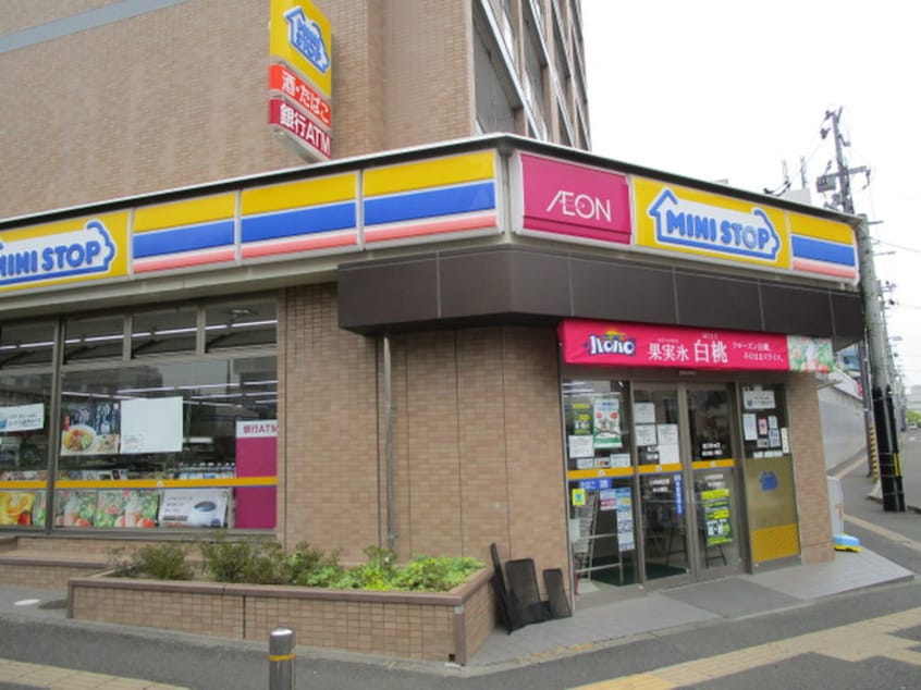 ミニストップ(コンビニ)まで382m ＬａＳａｎｔｅ榴岡