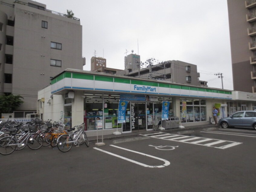 ファミリーマート　泉中央駅前店(コンビニ)まで220m サンパラン泉