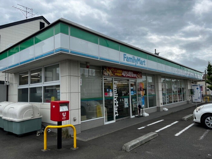 ファミリーマート 名取大手町五丁目店(コンビニ)まで221m レジデンス手倉田Ⅱ