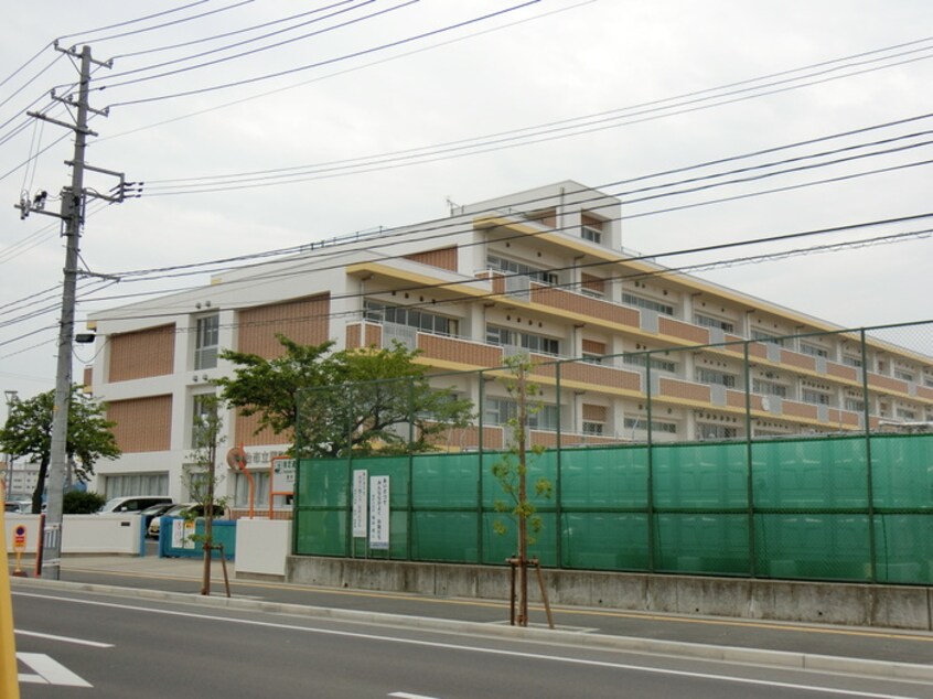 蒲町小学校(小学校)まで629m グランブル－かすみ町