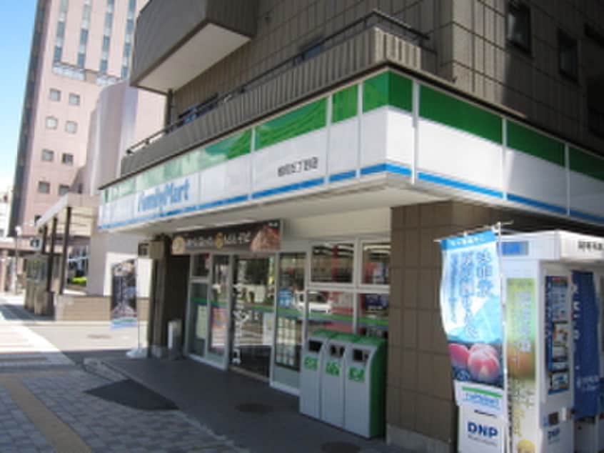 ファミリーマート(コンビニ)まで600m リエス榴岡公園