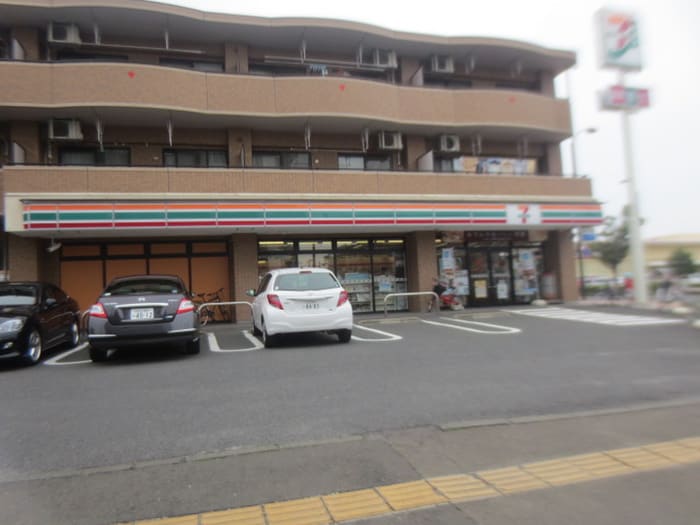 セブンイレブン(コンビニ)まで707m メゾンド－ル館町Ⅱ