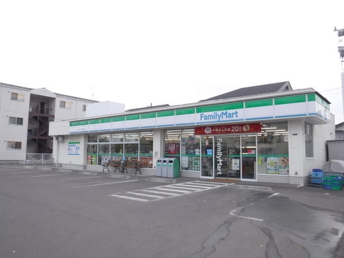 ファミリーマート 仙台三百人町店(コンビニ)まで450m GRANDTIC　22