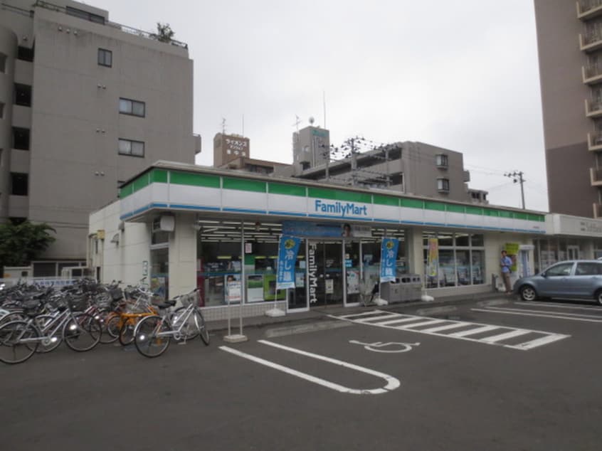ファミリーマート　泉中央駅前店(コンビニ)まで600m ヴィラ泉セントラル