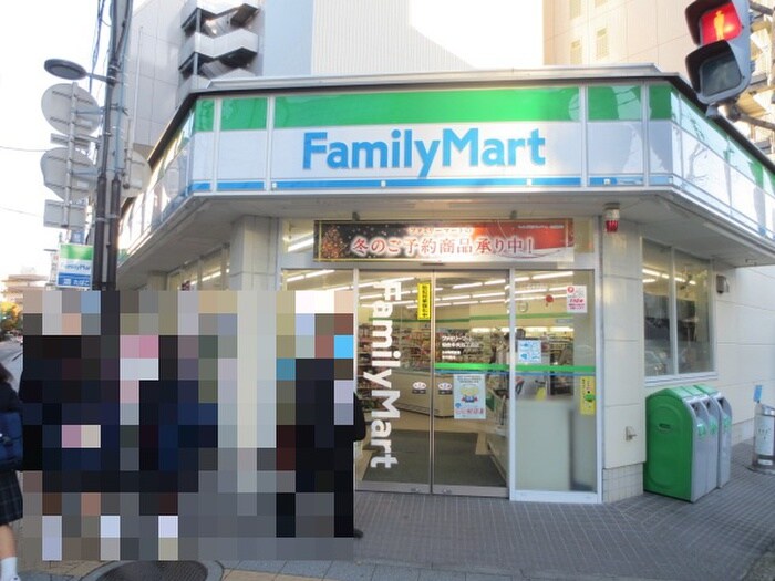 ファミリーマート(コンビニ)まで68m ライオンズマンション中央(1214)