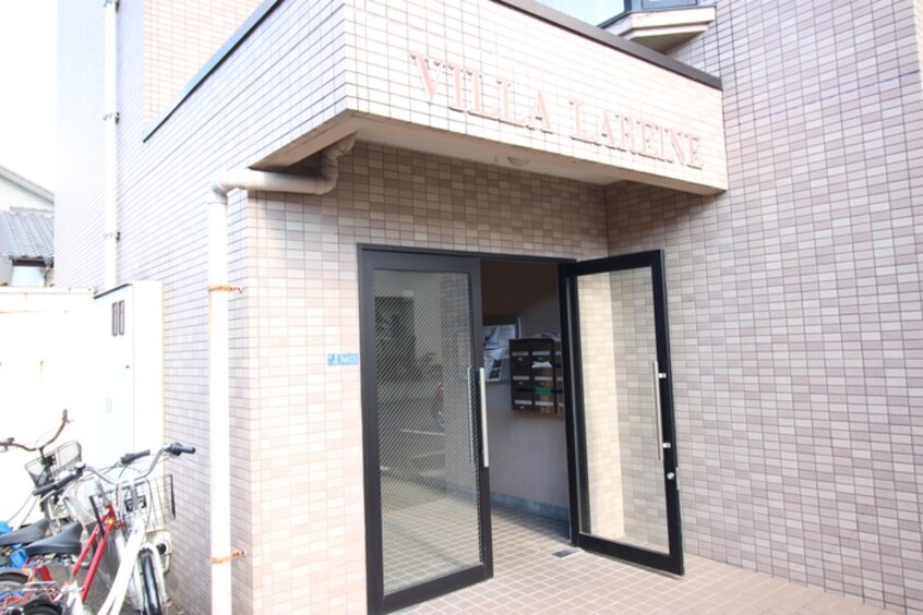 エントランス部分 ヴィラ・ラレ－ヌ