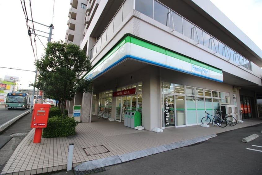 ファミリーマート八乙女中央店(コンビニ)まで524m リバーパーク上谷刈