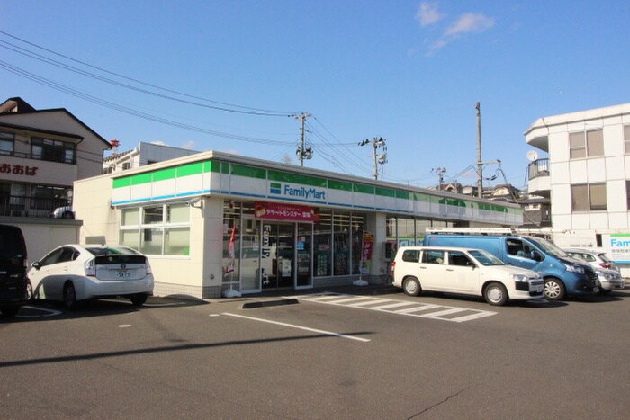 ファミリーマート北根4丁目店(コンビニ)まで650m colonial藤松