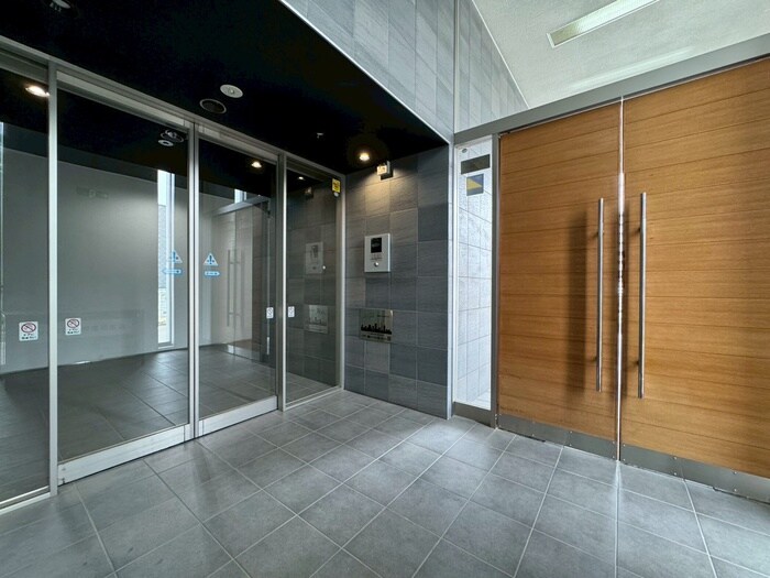 エントランス部分 ｺﾝﾌｫｰﾄEXE新田ｽﾃｰｼｮﾝ