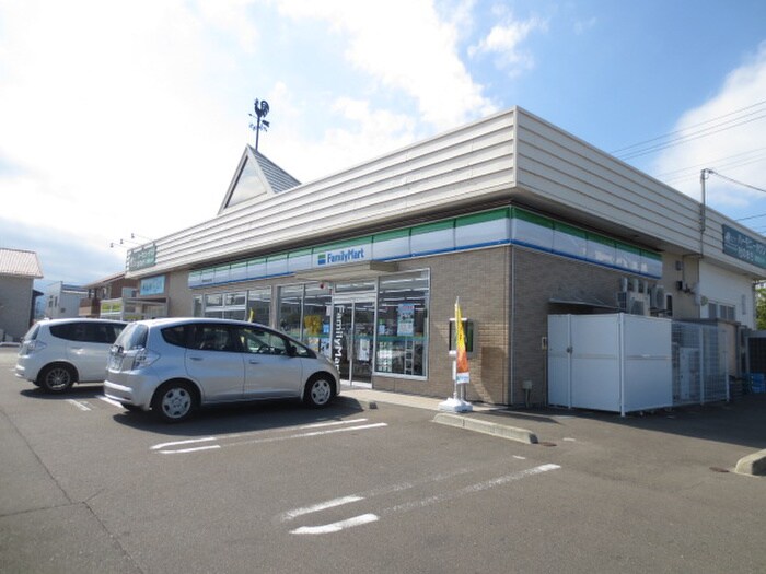 ファミリーマート(コンビニ)まで600m ハーモニーグランデⅡ