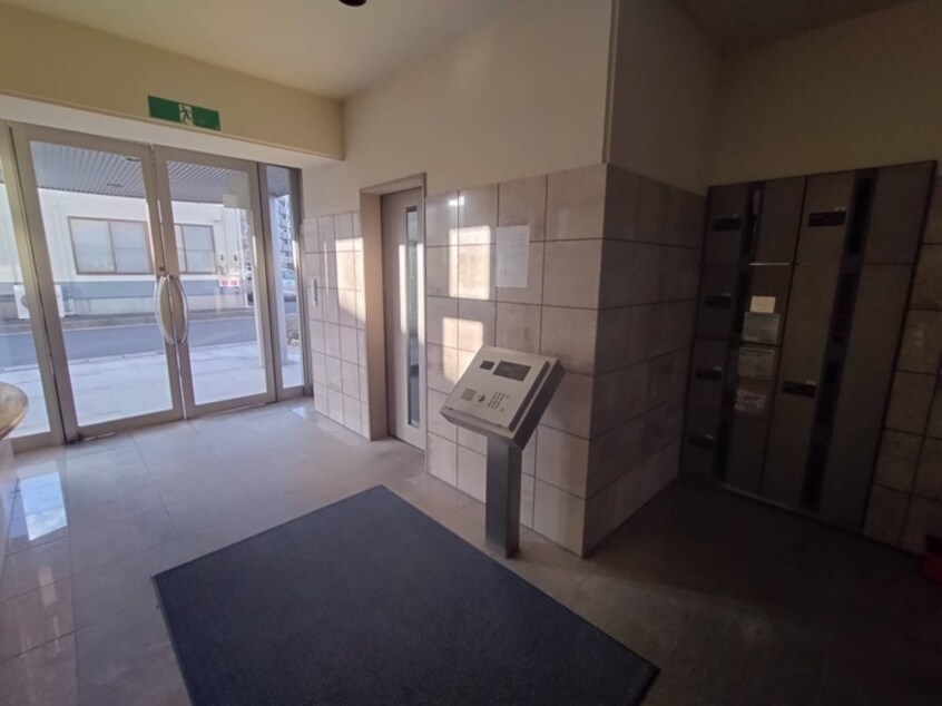 エントランス部分 ロイヤルアニバーサリー楢町