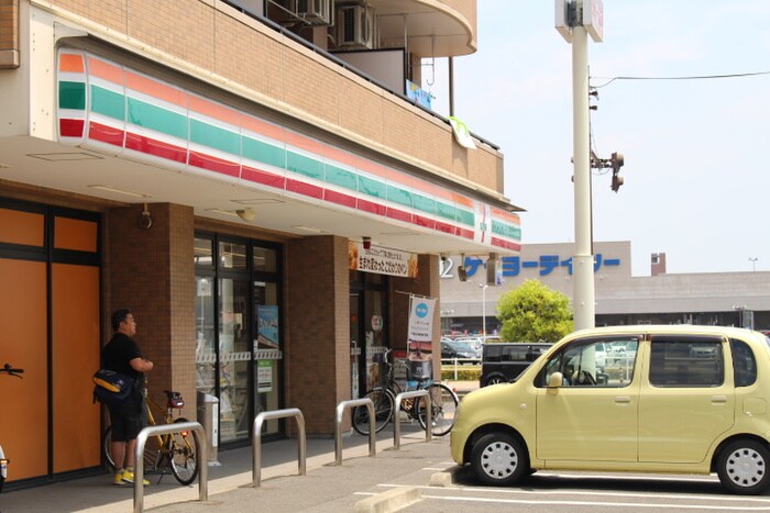 セブンイレブン小鶴新田駅前店(コンビニ)まで840m ｱﾌｫﾘｽﾃ-ｼｮﾝ新田東 ｳｴｽﾄ