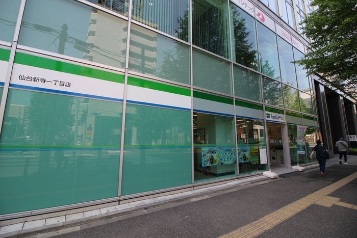 ファミリマート新寺1丁目店(コンビニ)まで357m パークサイド仙台東口