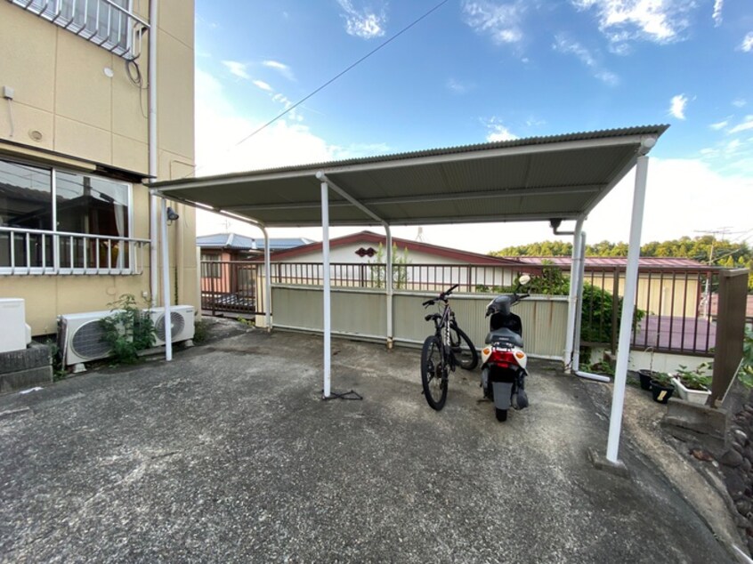 駐輪場 丘とそよ風のラ・フルール