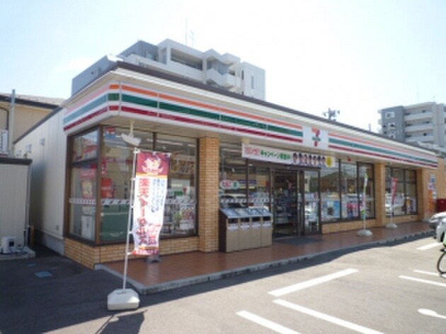 センブンイレブン萩野町2丁目店(コンビニ)まで246m ブッシュ・クローバー