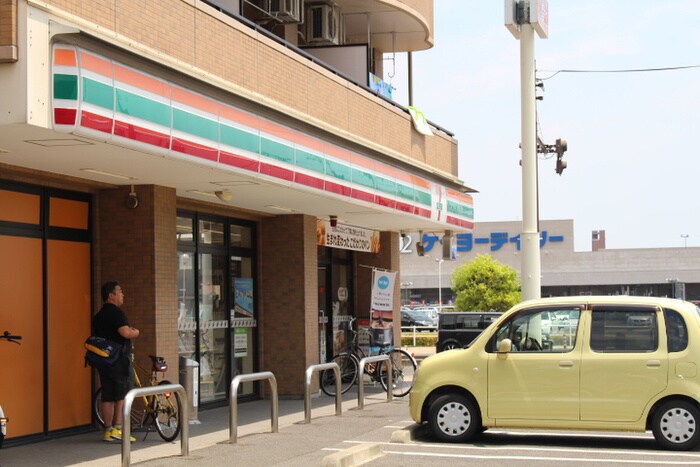 セブンイレブン小鶴新田駅前店(コンビニ)まで392m サンヴァーリオ新田駅前Ⅴ