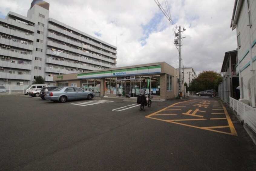 ファミリーマート(コンビニ)まで395m アルバトロス