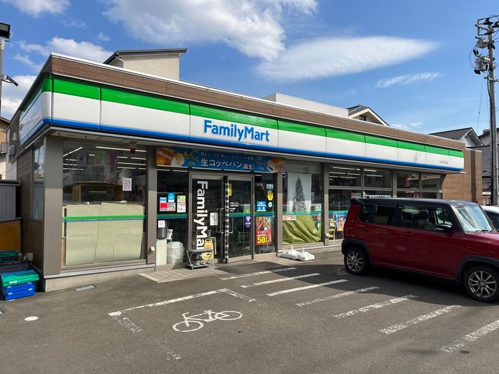 ファミリマート　上杉四丁目店(コンビニ)まで300m ロータス上杉
