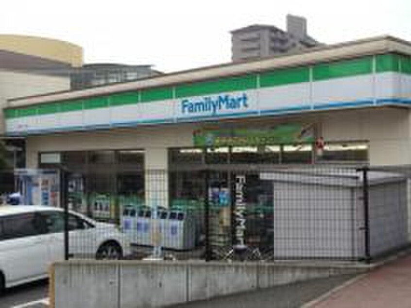 ファミリーマート川平一丁目店(コンビニ)まで750m ロ－タリ－ハイツ