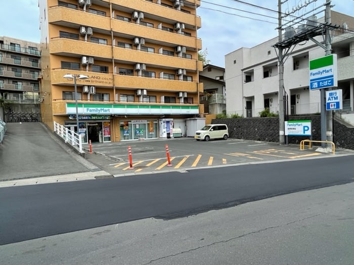 ファミリーマート小松島二丁目(コンビニ)まで550m ハーモニーテラス東黒松