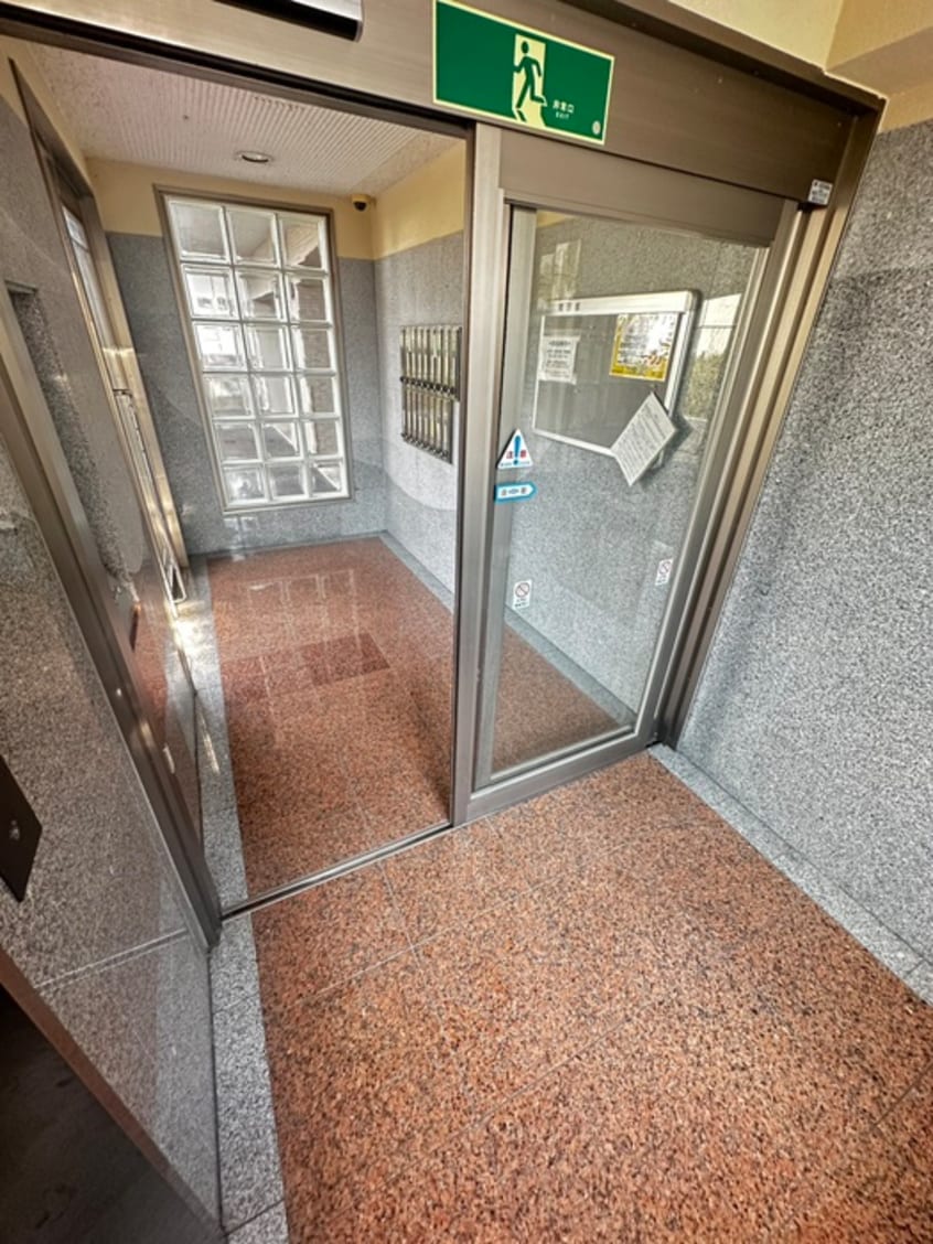 エントランス部分 ベルメゾン新田東