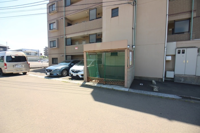 駐車場 アバンサール泉中央