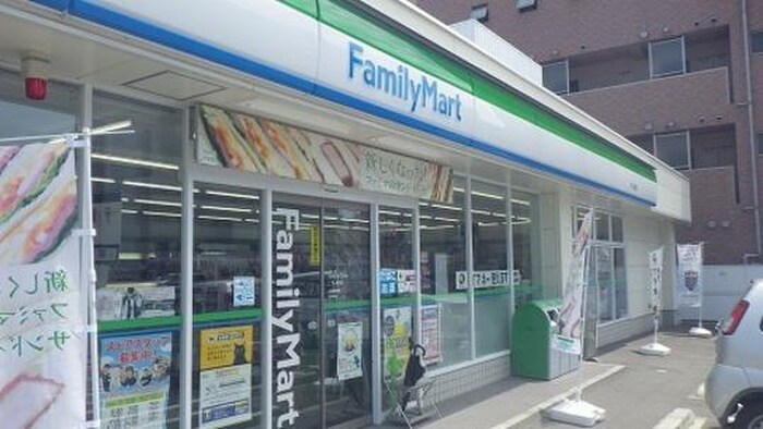 ファミリーマート仙台二十人町店(コンビニ)まで131m ベルシティ榴ヶ岡