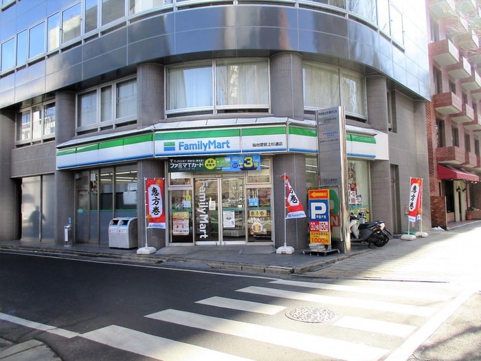 ファミリーマート　仙台愛宕上杉通店(コンビニ)まで300m 定禅寺ＨＩＬＬ